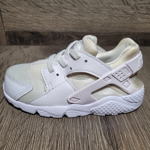 Nike Huarache Run Triple White Shoes. Size 9C - Picture 2 of 6